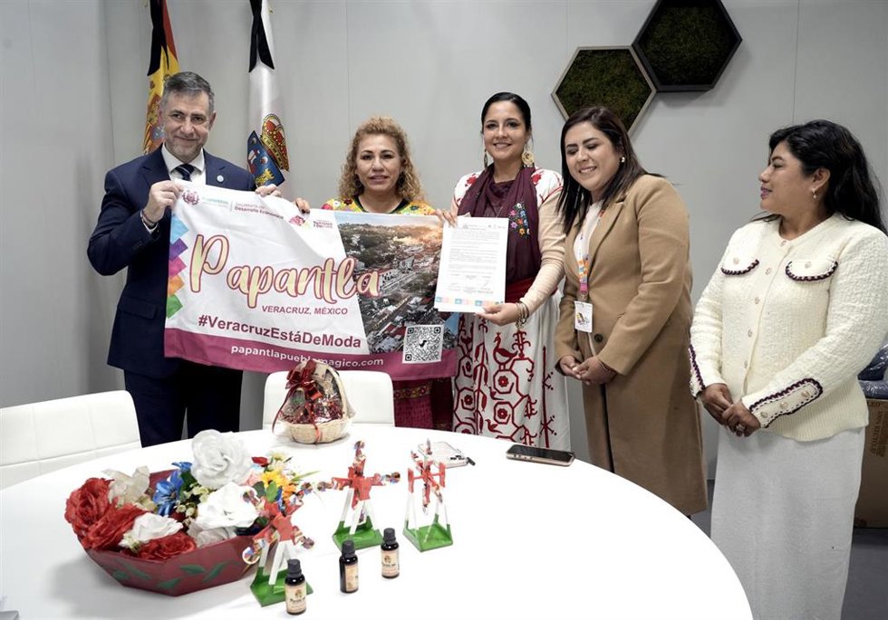 Firma del acuerdo con Papantla (Veracruz, México)