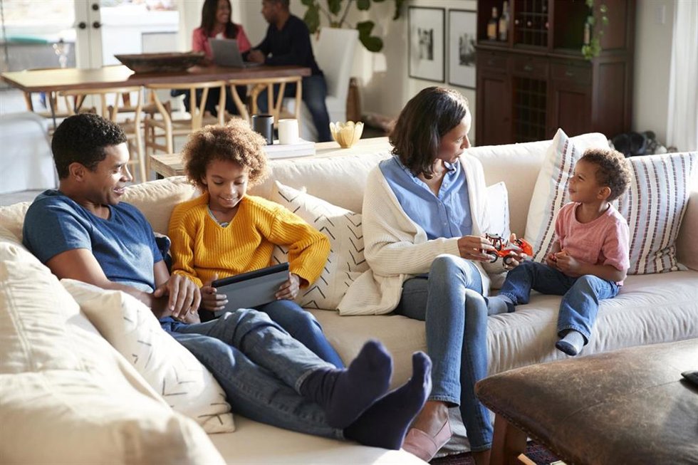 Archivo - Padres supervisan a sus hijos utilizando dispositivos móviles.