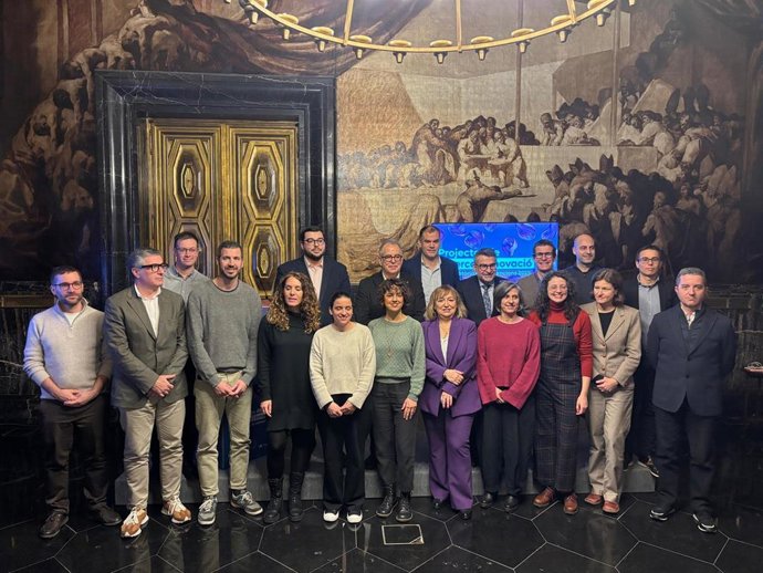 Representantes de los 13 proyectos ganadores, junto a Valls y Font y representantes municipales