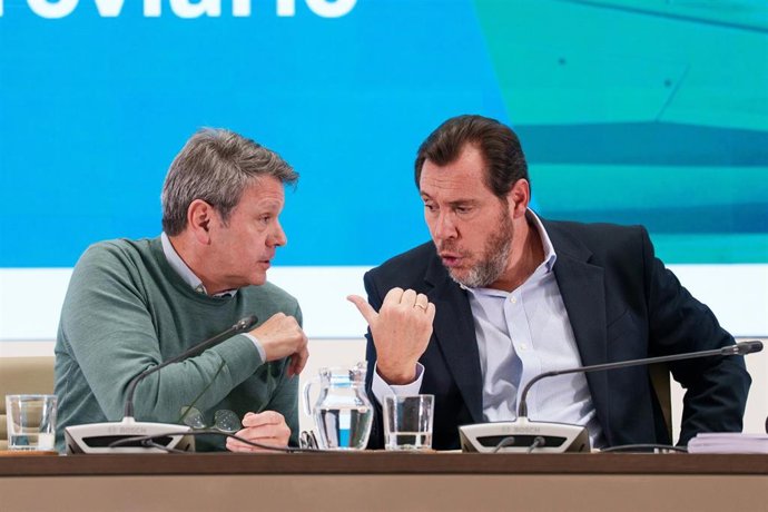 El ministro de Transportes y Movilidad Sostenible, Óscar Puente (d), acompañado del secretario de Estado de Transportes y Movilidad Sostenible, José Antonio Santano Clavero (i), atiende a los medios en una rueda de prensa