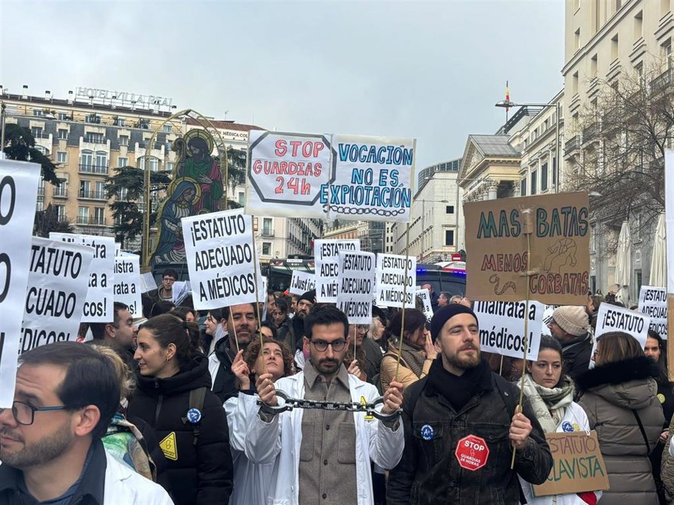 Centenares de médicos y facultativos madrileños claman en la calle un Estatuto Marco propio
