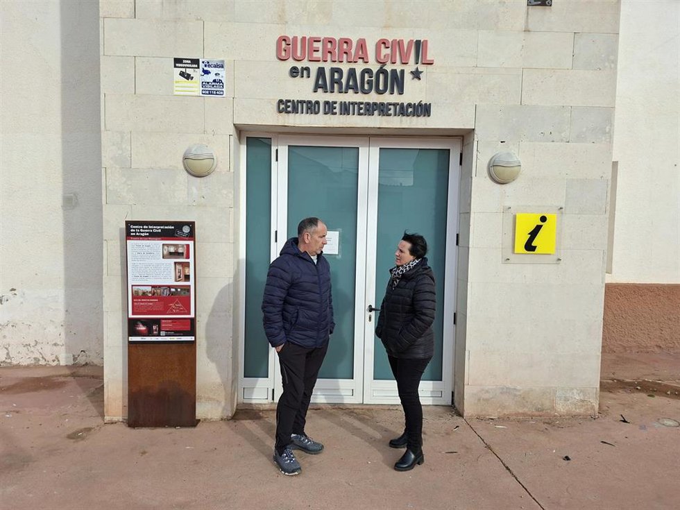 La número dos del PSOE por la provincia de Huesca a las elecciones del 8F, Jorge Azcón, y Joaquín Monesma, este lunes en el Centro de Interpretación de la Guerra Civil en Robres (Huesca).