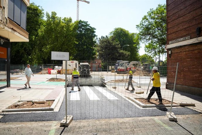 Archivo - Imágenes de la reapertura al tráfico la calle Juan Sebastián el Cano en Los Remedios tras seis meses de obras, como imagen de recurso.
