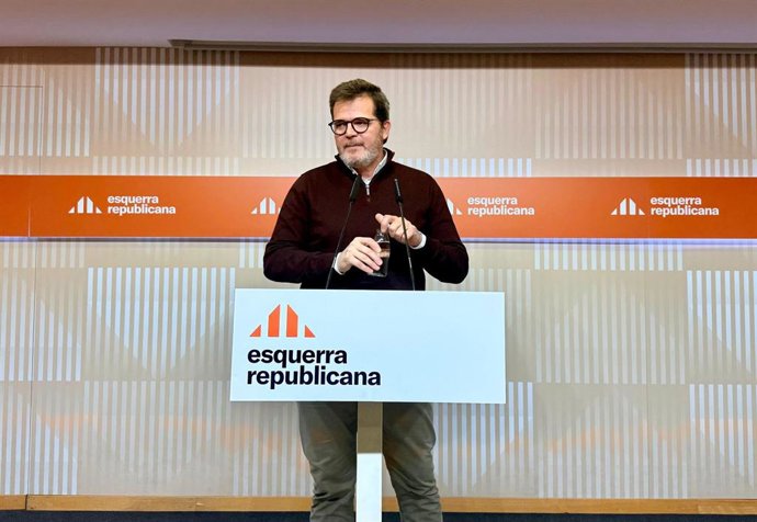 El vicesecretario de Comunicación y portavoz de ERC, Isaac Albert, en rueda de prensa.