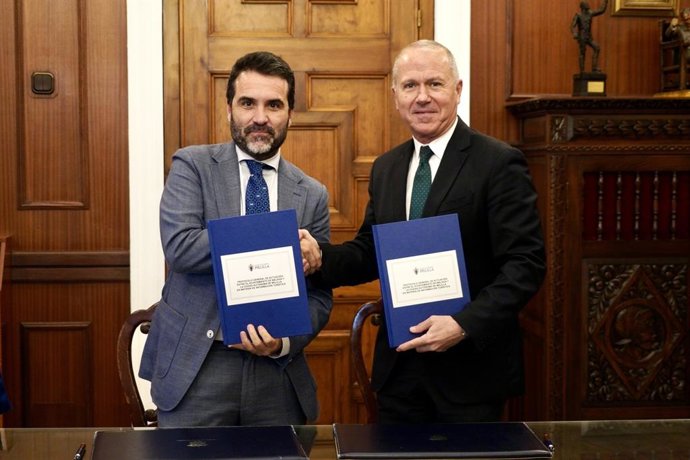 El concejal delegado de Turismo del Ayuntamiento de Málaga, Jacobo Florido, y el consejero de Turismo de la Ciudad Autónoma de Melilla, Miguel Marín