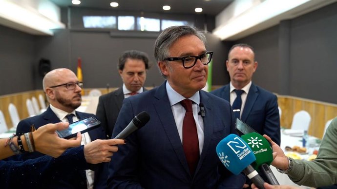 Manuel Gavira atiende a los periodistas en Jaén.