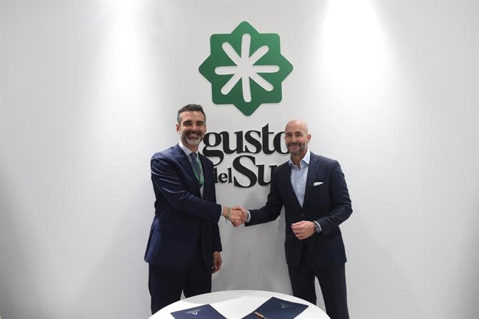 De izquierda a derecha, el consejero de Agricultura, Pesca, Agua y Desarrollo Rural, Ramón Fernández-Pacheco, y el presidente de Landaluz, Álvaro Guillén.