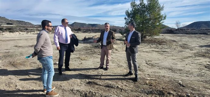 El consejero de Medio Ambiente, Universidades, Investigación y Mar Menor, Juan María Vázquez, en la parcela situada en el paraje de la Llana de Campos del Río donde ya se han retirado los neumáticos