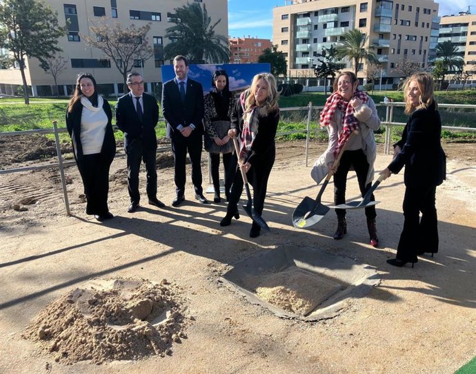Las consejeras de Economía, Hacienda, Fondos Europeos, Diálogo Social, Carolina España, y de Desarrollo Educativo y Formación Profesional, María del Carmen Castillo, en la colocación de la primera piedra del IES de Soliva de Málaga.