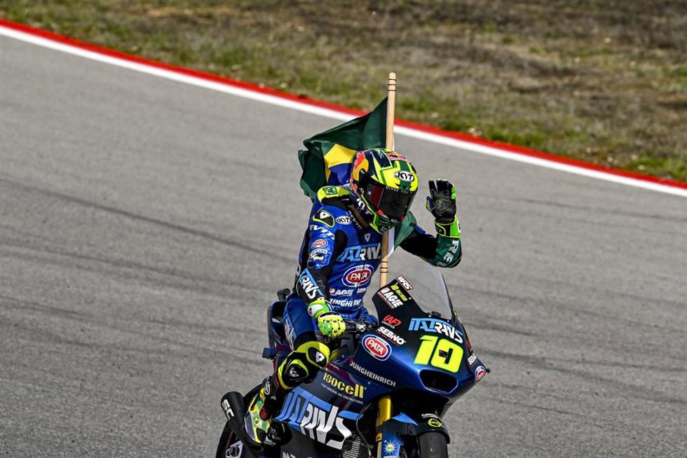 Archivo - El piloto brasileño Diogo Moreira (Kalex) celebra su triunfo en el GP de Catar 2025.