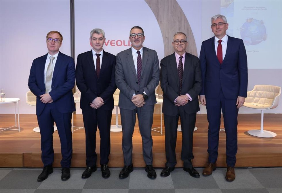 El conseller Miquel Smper y los responsables del Institut Cerd y Veolia.