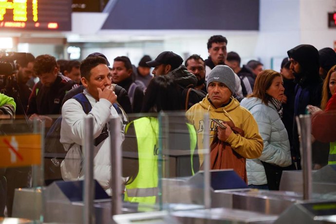 Viajeros en la Estación de Sants esperan a que se restablezca el servicio este lunes.