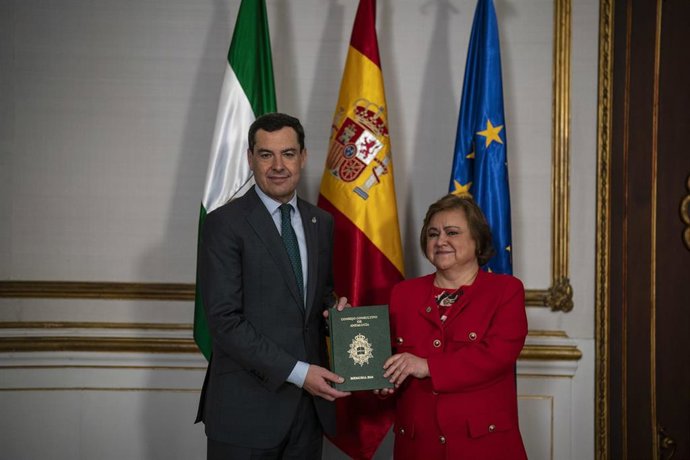 El presidente de la Junta, Juanma Moreno, ha recibido este lunes, en Sevilla, la memoria anual del Consejo Consultivo de Andalucía correspondiente a 2024, de mano de la presidenta del órgano, María Jesús Gallardo