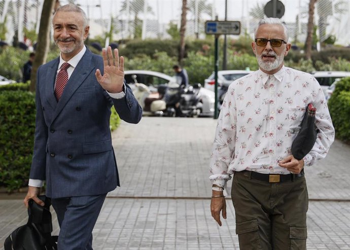 Archivo - El exgerente de Imelsa, Marcos Benavent (d) y su abogado, Juan Carlos Navarro (i) en imagen de archivo