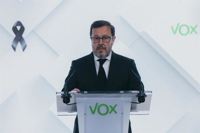 El portavoz nacional de Vox, José Antonio Fúster, en rueda de prensa tras el accidente ferroviario ocurrido en Córdoba