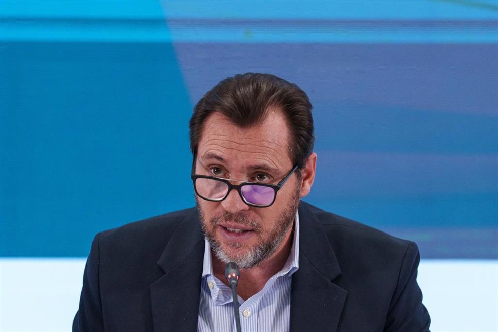El ministro de Transportes y Movilidad Sostenible, Óscar Puente, atiende a los medios en una rueda de prensa, en la sede del Ministerio de Transportes, a 23 de enero de 2026, en Madrid (España).