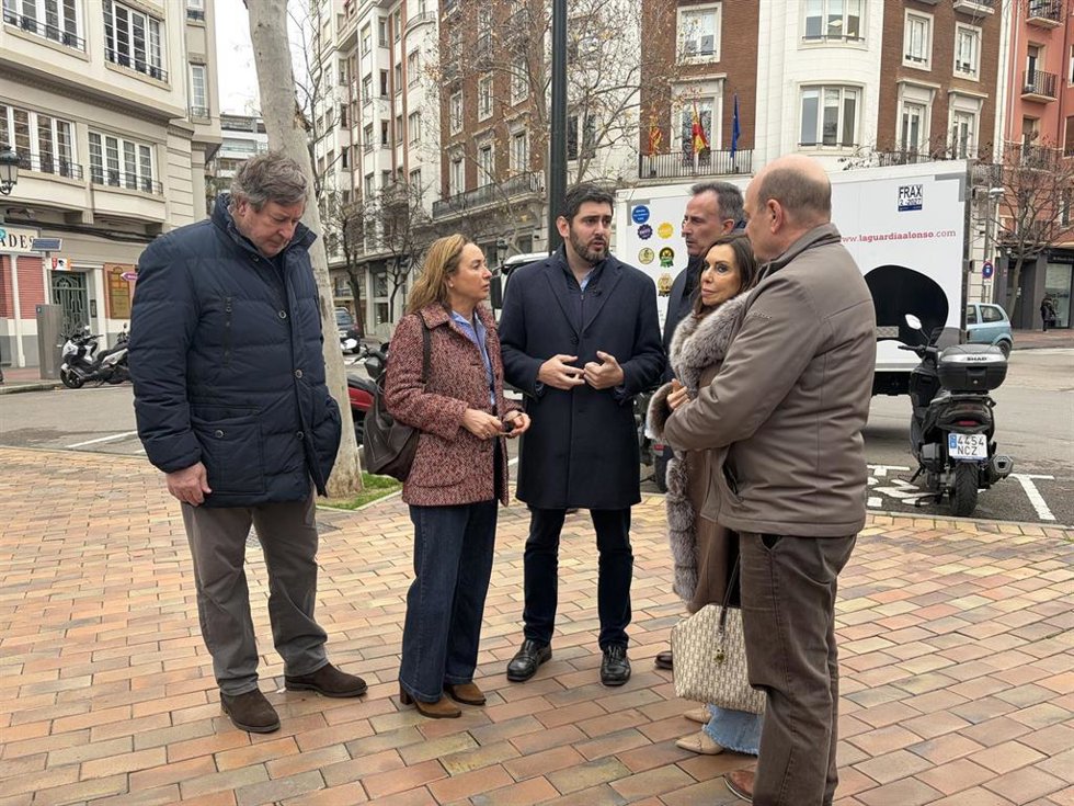 El candidato de Vox a la Presidencia del Gobierno de Aragón, Alejandro Nolasco, junto a miembros de su candidatura, en la plaza de los Sitios de Zaragoza.