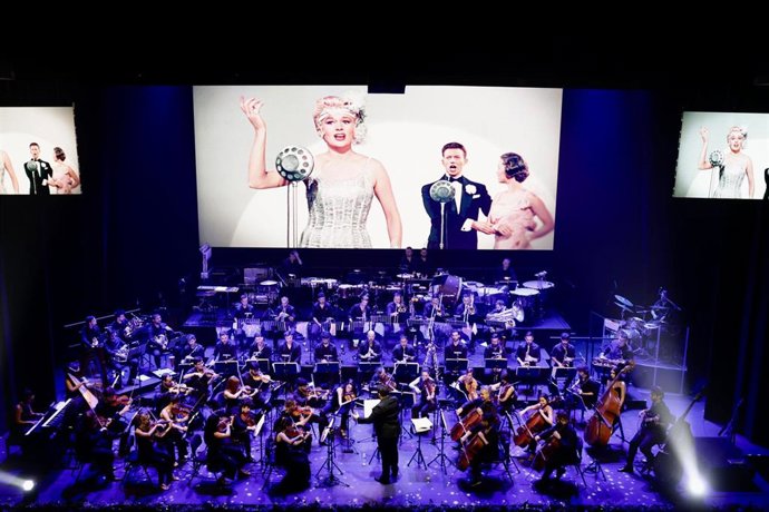 Archivo - Orquesta sinfónica Larios Pop del Soho bajo la dirección musical de Arturo Díez Boscovich