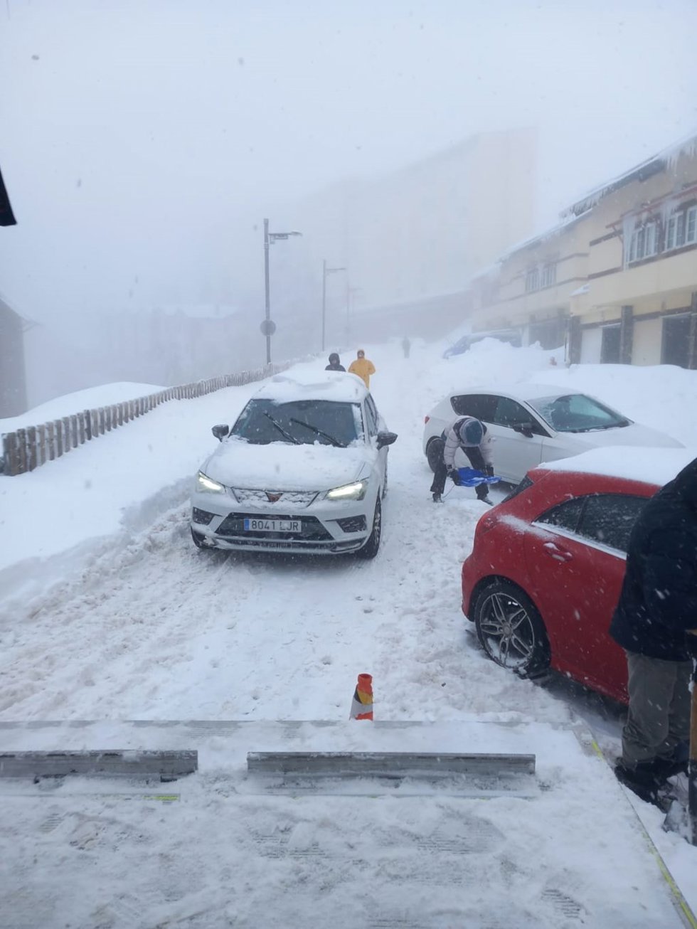 Vehículos en la estación de esquí de Sierra Nevada.