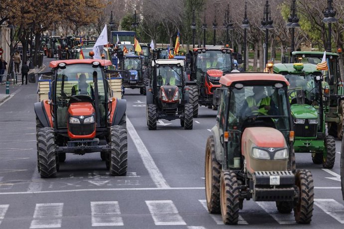Varios tractores durante la protesta contra el acuerdo UE-Mercosur, a 26 de enero de 2026, en Valencia, Comunidad Valenciana (España). 