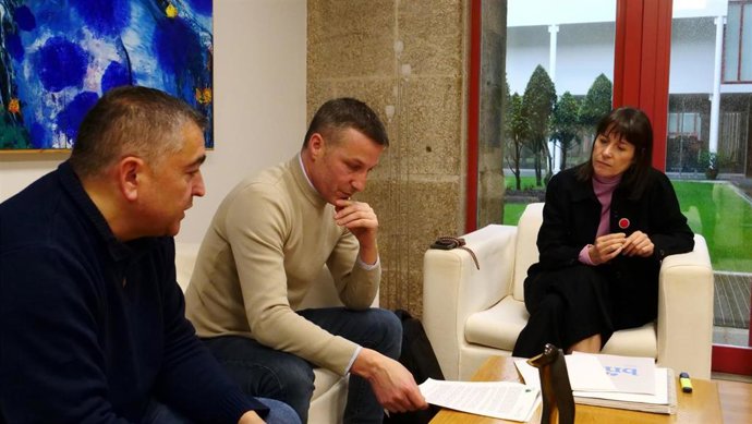 La portavoz nacional del BNG, Ana Pontón, con el alcalde de Muras, Manuel Requeijo