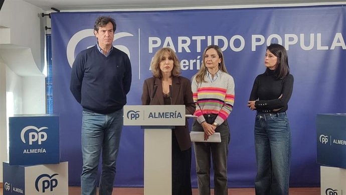 Los parlamentarios andaluces del PP de Almería Julia Ibáñez, Juan José Salvador y Ángeles Martínez, junto a la diputada nacional Maribel Sánchez Torregrosa, durante la comparecencia.