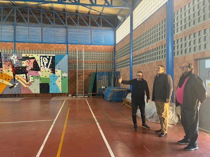 El delegado territorial de Desarrollo Educativo, Francisco Alonso, visita el IES de El Alquián.