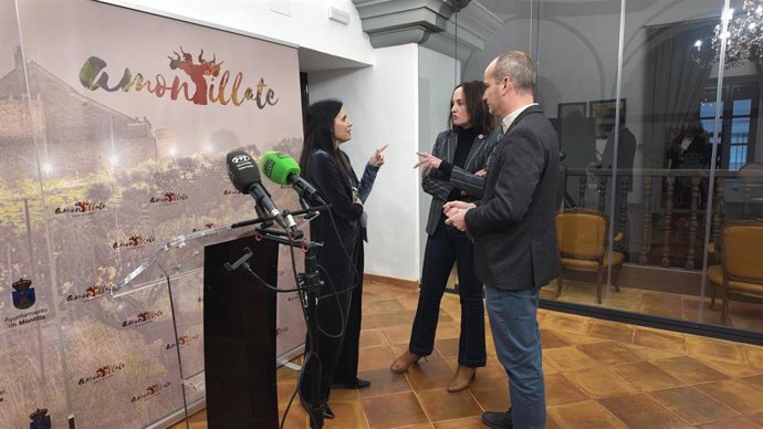 La delegada de Empleo, Empresa y Trabajo Autónomo de la Junta de Andalucía en Córdoba, María Dolores Gálvez (izda.), en su visita a Montilla.