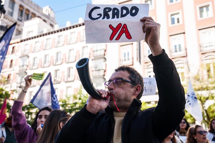 Archivo - Archivo.- Varias personas durante una manifestación de Técnicos Superiores Sanitarios (TSS)