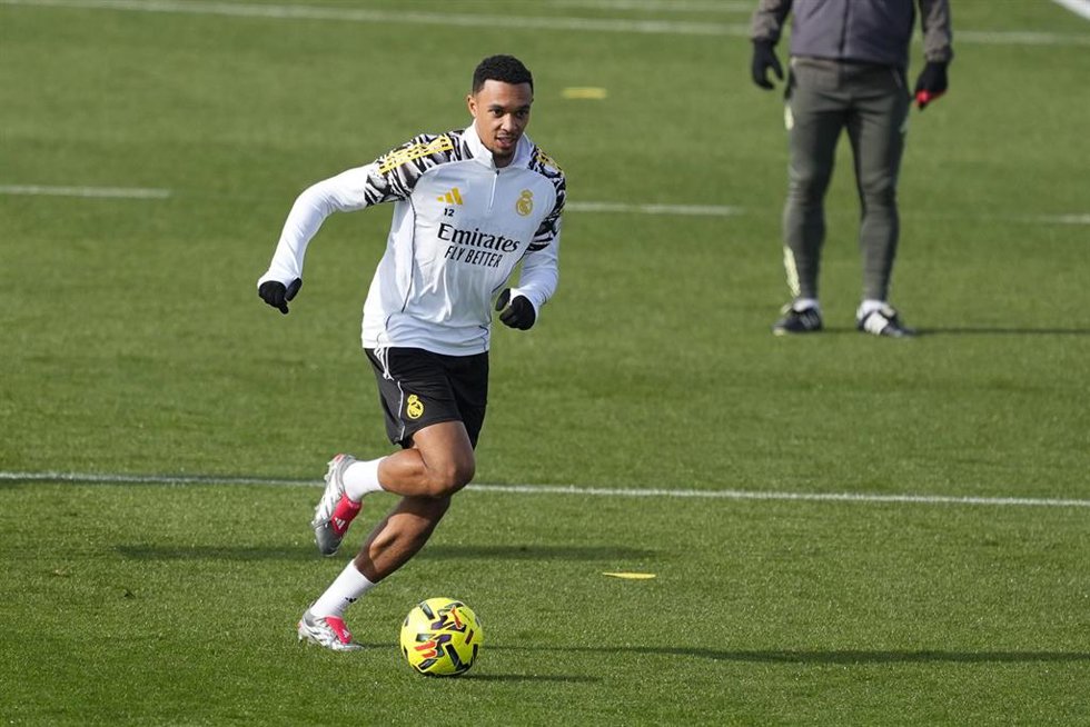 Archivo - El lateral inglés Trent Alexander-Arnold, durante un enternamiento del Real Madrid en Valdebebas.