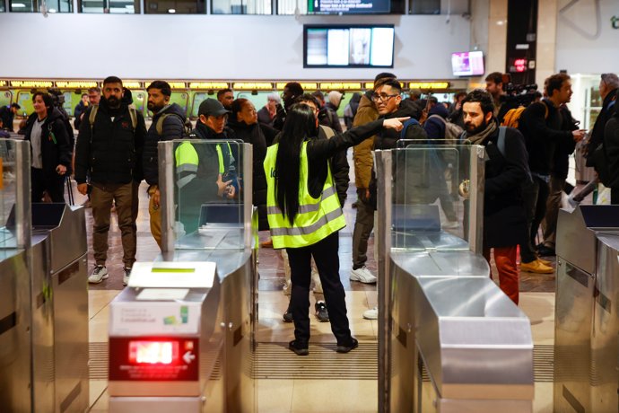 Viajeros en la Estación de Sants esperan a que se restablezca el servicio, a 26 de enero de 2026, en Barcelona, Catalunya (España).