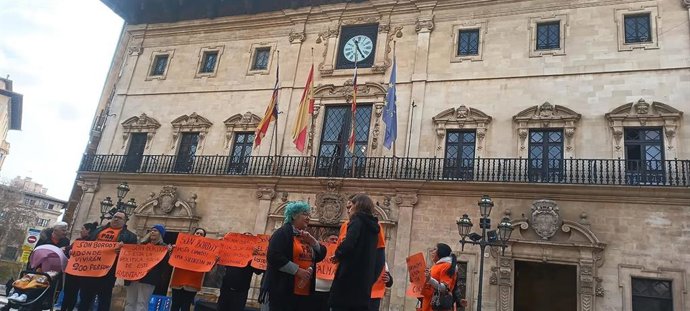 Medio centenar de personas reclaman en Cort una alternativa a los vecinos de Son Bordoy que a van a ser desalojados.