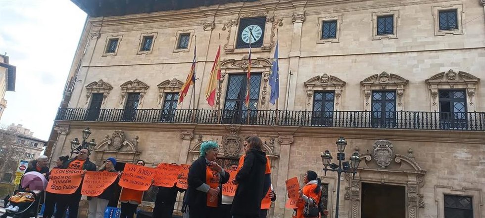 Medio centenar de personas reclaman en Cort una alternativa a los vecinos de Son Bordoy que a van a ser desalojados.