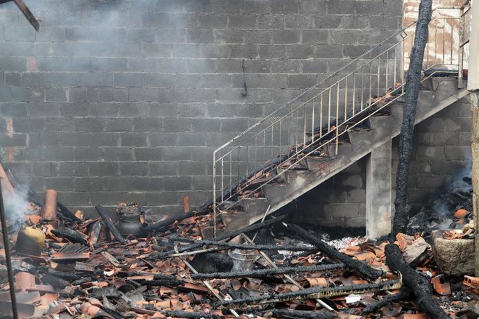 Archivo - Una casa calcinada, a 20 de septiembre de 2025, en Pantón, Lugo, Galicia (España).