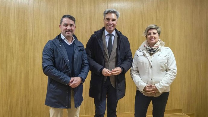 El delegado de Infraestructuras de la Diputación, Andrés Lorite (centro), en su visita a Zuheros.