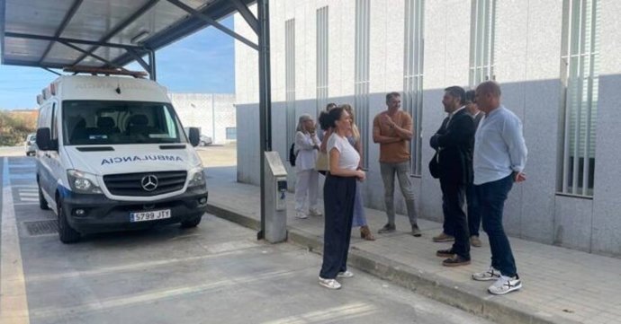 La alcaldesa de Gibraleón y coordinadora del Área de Políticas del Estado del Bienestar y Nuevos Derechos de la Ciudadanía del PSOE de Huelva, Lourdes Martín, a las puertas del centro de salud del municipio.