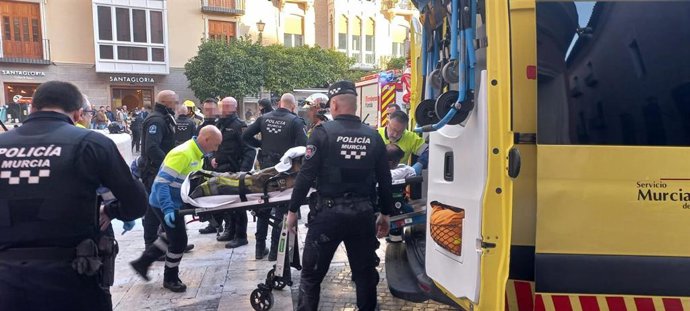 Servicios de emergencias introducen al varón en una ambulancia