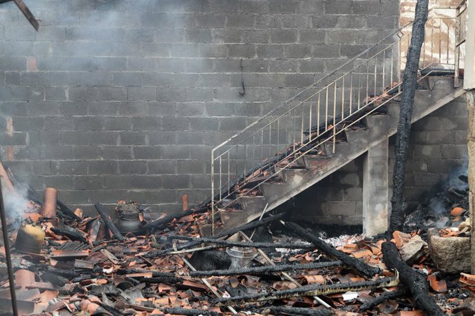 Archivo - Una casa calcinada, a 20 de septiembre de 2025, en Pantón, Lugo, Galicia (España). La conselleira do Medio Rural, María José Gómez, ha explicado que las llamas de este incendio forestal calcinaron varias casas y, aunque la situación mejoró con r