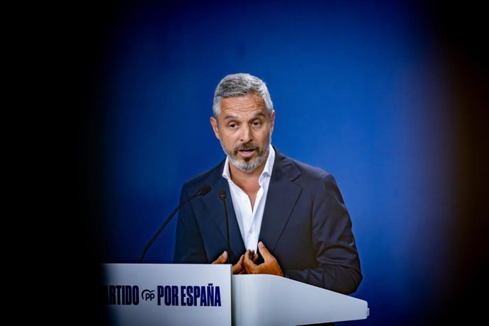 Archivo - Arquivo - O vice-secretário do Tesouro, Habitação e Infraestruturas do PP, Juan Bravo, durante uma coletiva de imprensa, na sede do PP, em 11 de agosto de 2025, em Madri (Espanha). (Foto de arquivo).