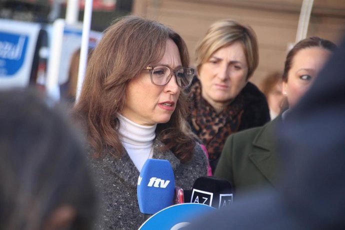 La presidenta del PP de Málaga, Patricia Navarro, atiende a los medios