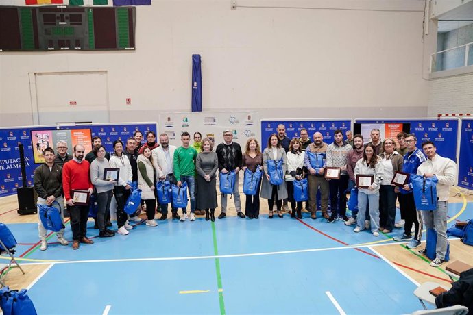 Acto de entrega de placas del 'Reto BeActive 2025', celebrado en el Pabellón Moisés Ruiz de Almería.