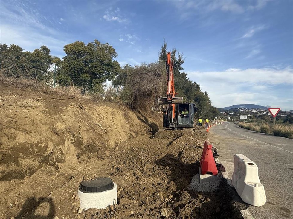Avanzan a buen ritmo las obras para dotar de acerado y medidas de calmado de tráfico a la carretera de Benahavís