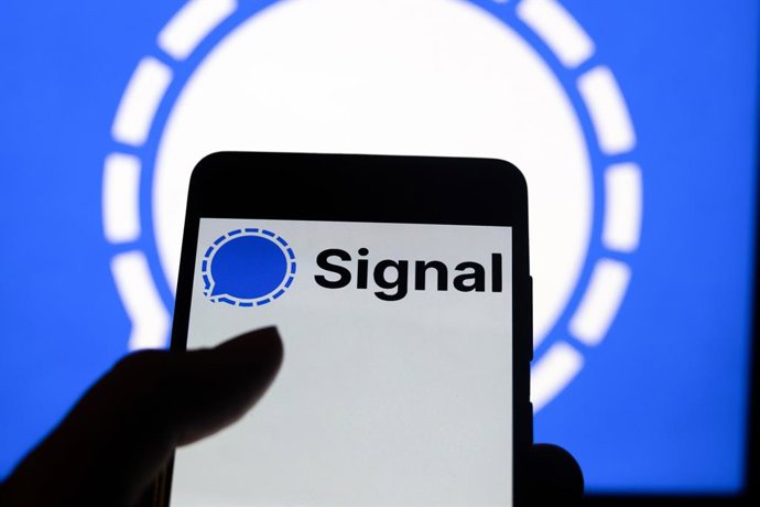 Archivo - Arquivo - 27 de março de 2025, Dinamarca: Nesta ilustração fotográfica, o logotipo do aplicativo Signal é exibido na tela de um smartphone.