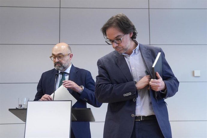 El presidente de Renfe, Álvaro Fernández (d),  y el presidente de Adif, Luis Pedro Marco (i), durante la rueda de prensa.