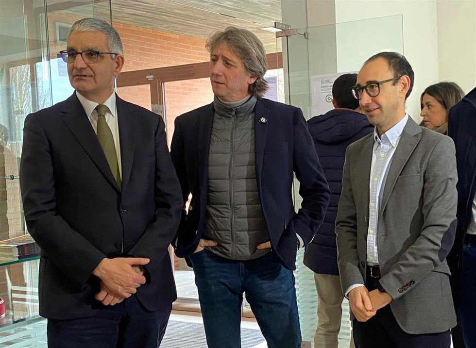Arlos Martínez, junto a David Serrada (d) y Xosé Bustelo (i) en su visita a Salamanca.