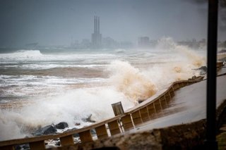 El paseo marítimo de playa Barca María en Badalona afectado por el temporal marítimo.