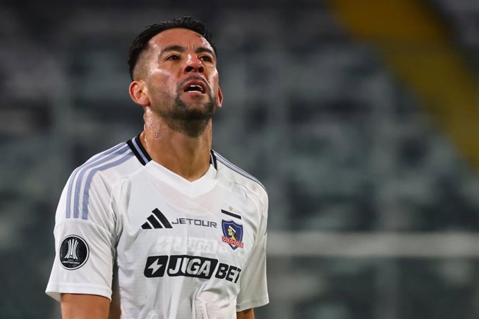 Futbol, Colo Colo vs Atletico Bucaramanga. Fase de grupos, Copa Libertadores 2025. El jugador de Colo Colo Mauricio Isla es fotografiado durante el partido de copa libertadores por el grupo E contra Atletico Bucaramanga disputado en el estadio Monumental