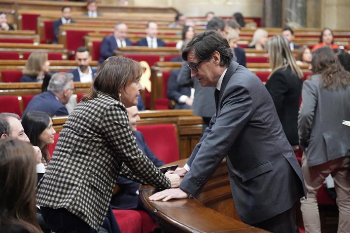 Archivo - La consellera de Territori, Sílvia Paneque, i el president de la Generalitat, Salvador Illa