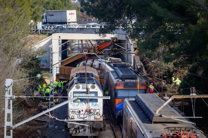 Operários trabalham na remoção do trem Rodalies acidentado entre as estações de Sant Sadurní d'Anoia e Gelida, em 22 de janeiro de 2026, em Barcelona, Catalunha (Espanha). No último dia 22 de janeiro, o comboio da linha R4 colidiu contra um muro de con
