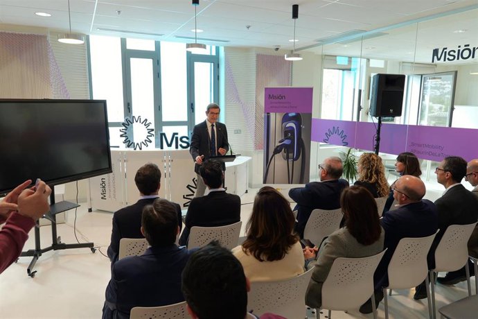 Archivo - El consejero de Industria y presidente de la Agencia Digital de Andalucía, Jorge Paradela, ha visitado este lunes el centro Misión Smart Mobility de Alhaurín de la Torre (Málaga), uno de los nodos clave de esta red andaluza de emprendimiento dig